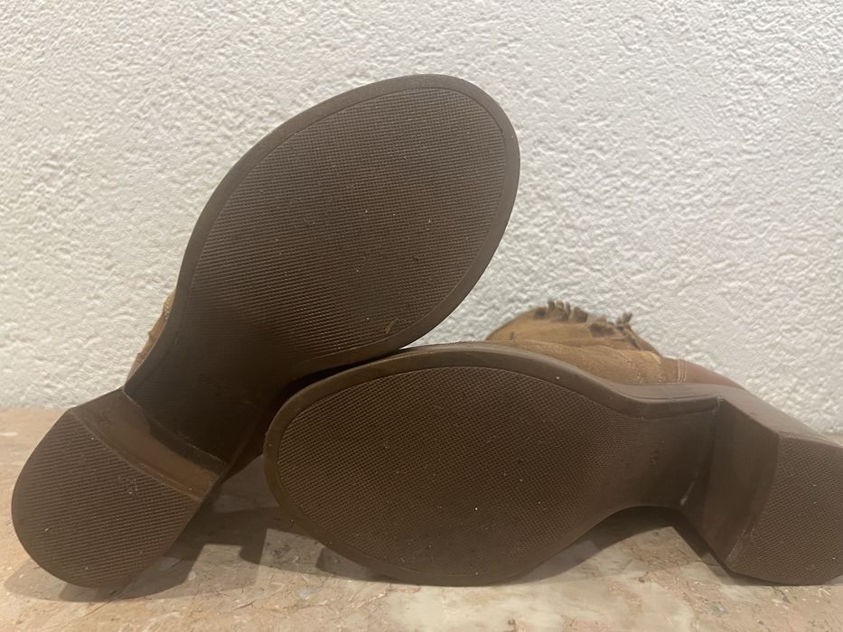 Botins Tapadas em Camurça Taupe