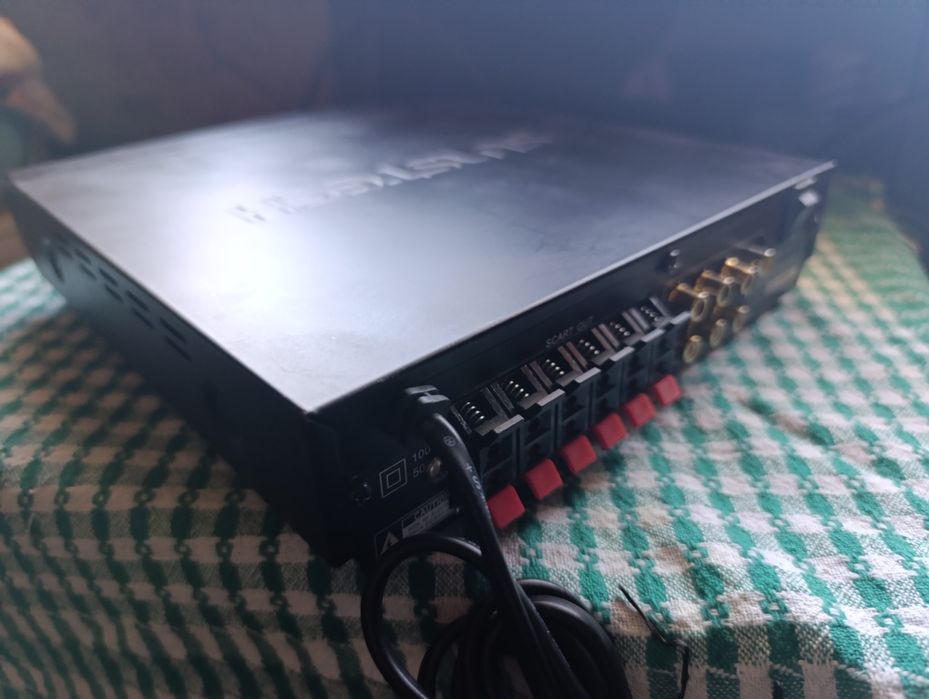 Mini amplificador de potência digital, em muito bom estado.