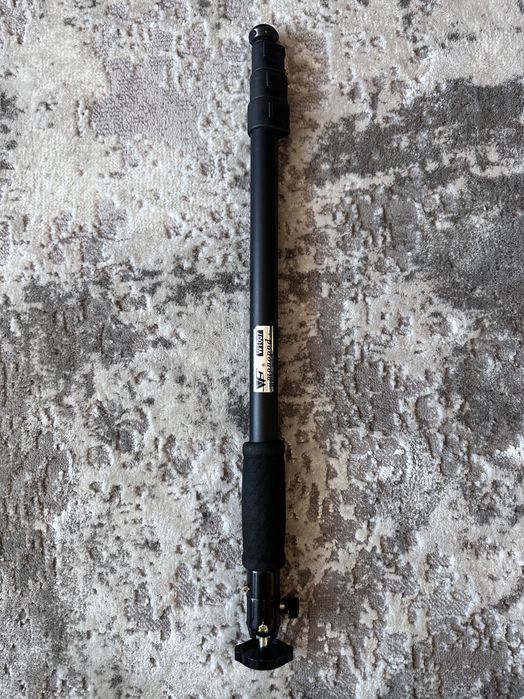 Монопод чорний .