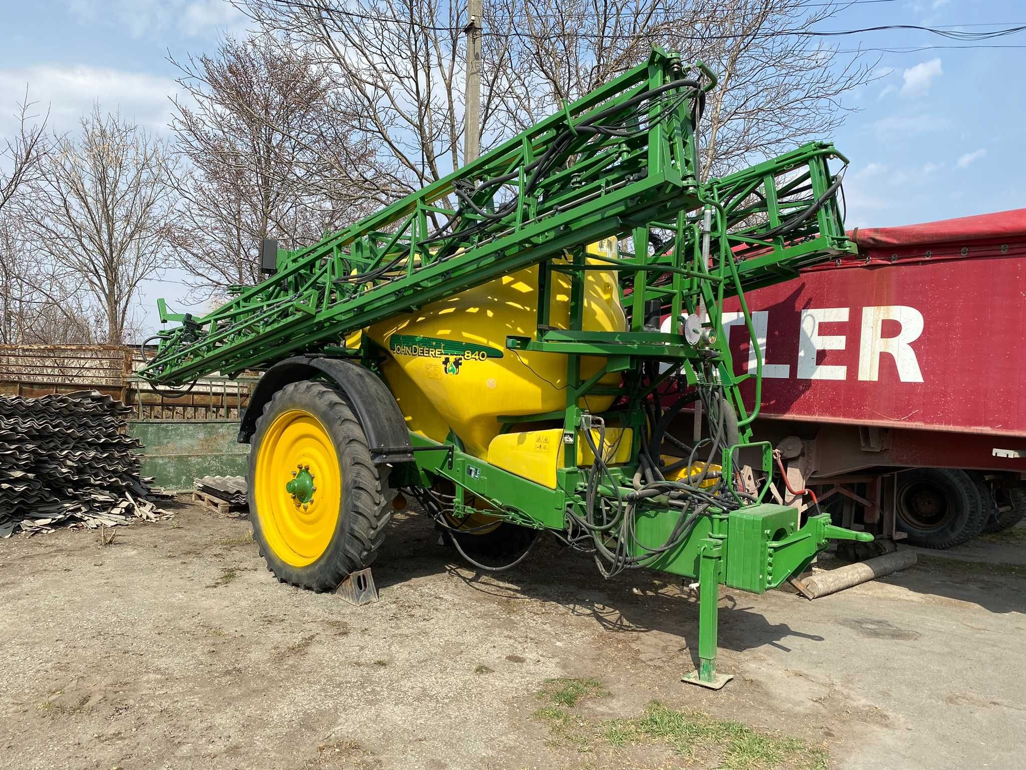 Обприскувач причіпний  JOHN DEERE 840