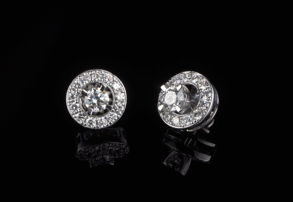 Серьги пусеты из белого золота с бриллиантами