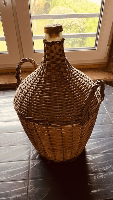 Balon na wino szklany w koszyku wiklinowym 10 litrów