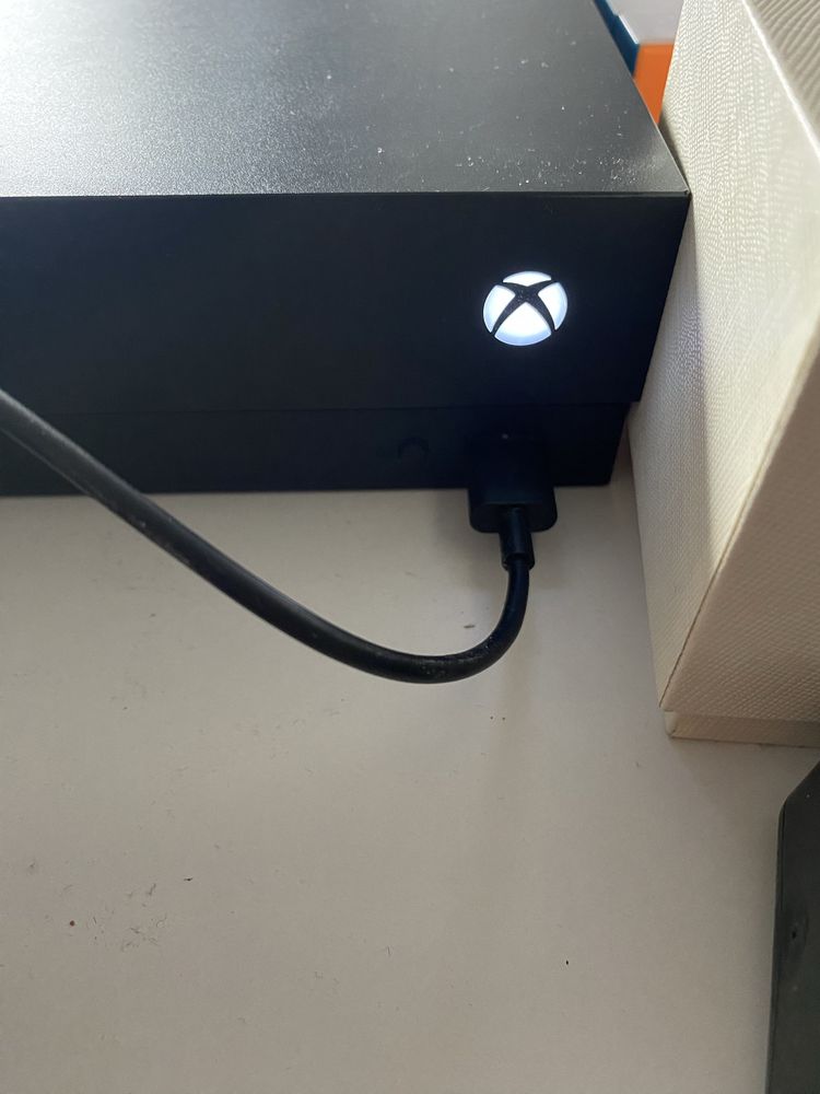 Xbox One X 1TB + monitor hp e232