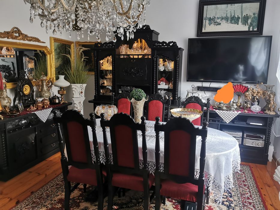 Stylowe, czarne meble do jadalni, bądź salonu
