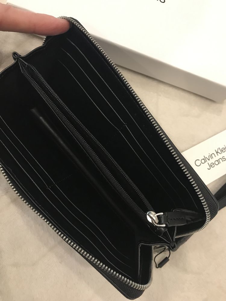 Продам жіночий клатч/гаманець Calvin Klein