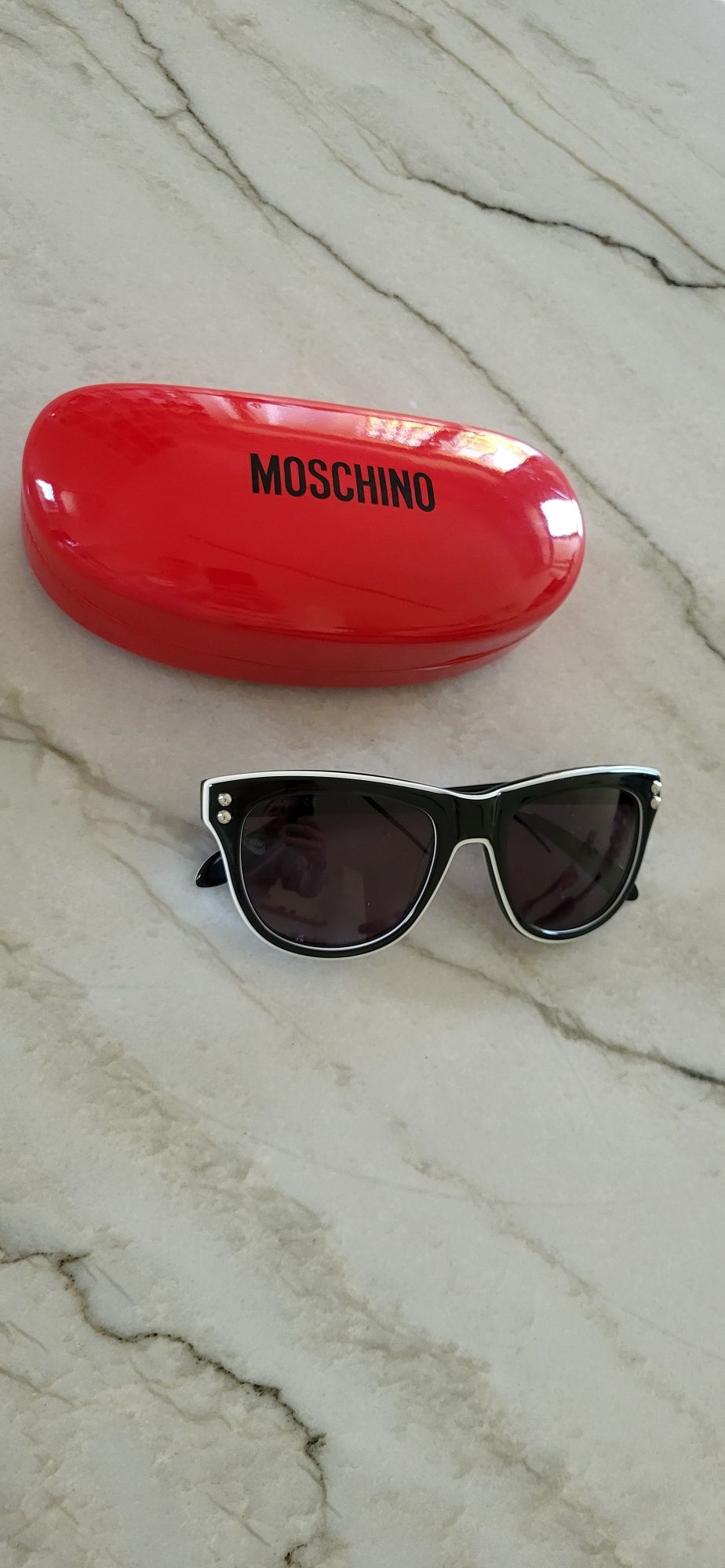 Okulary przeciwsłoneczne damskie Moschino stan idealny