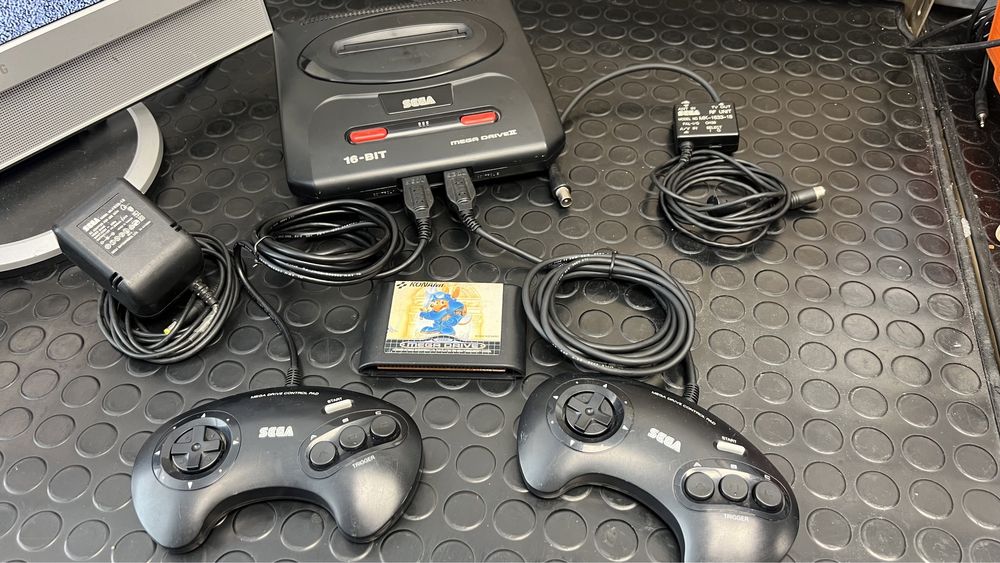 Consola SEGA Mega Drive II com 1 comando