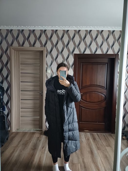 Довгий зимовий пуховик