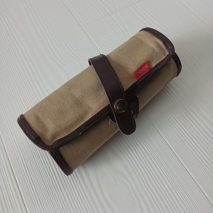 Zwijany płócienny piórnik Derwent