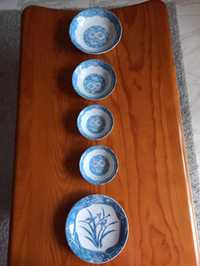Coleção de pratos azuis de porcelana