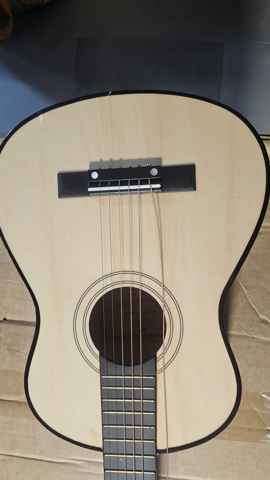 Guitarra de madeira infantil