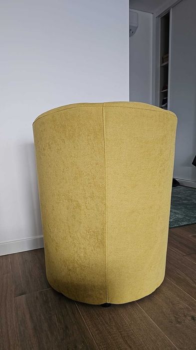 Dois cadeirões lindíssimos em amarelo torrado