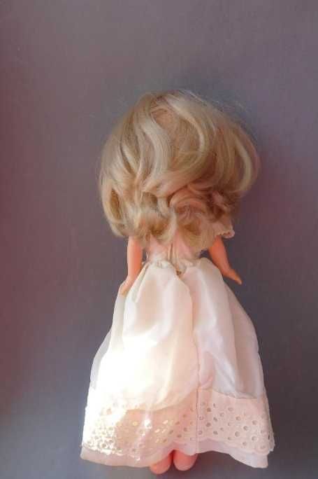 Antiga boneca Famosa Lesly com roupa original
