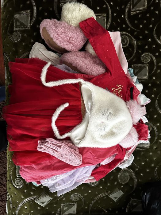 Віддам безкоштовно пакет одягу на дівчинку від 2 років