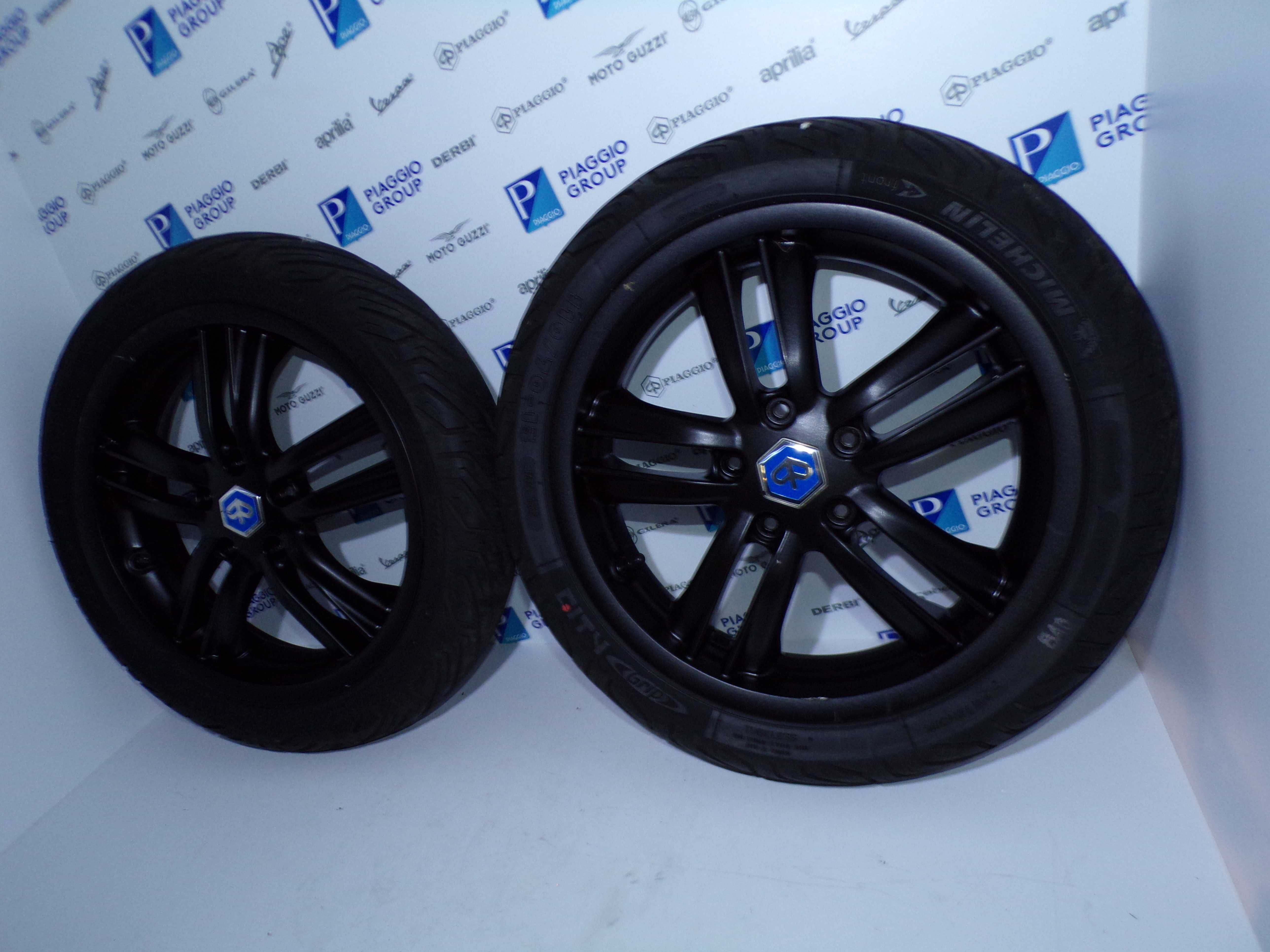 Koła Felgi Opony przód Piaggio MP3 300 Hpe Vespa Gts 13"