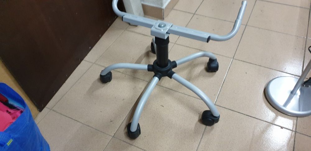 Estrutura de cadeira de rodízios