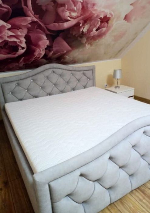 Łóżko sypialniane w stylu glamour z falą