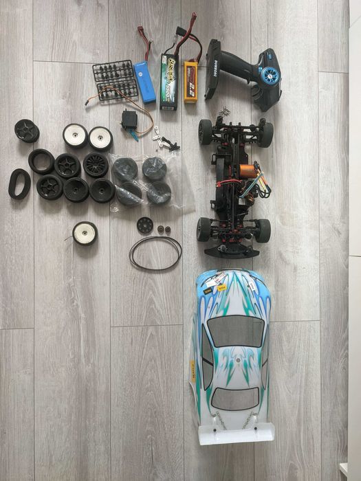 Elektryczny model RC torowy 1:10 gotowy do jazdy.