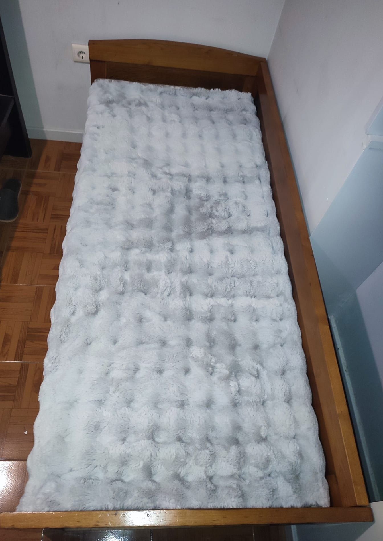Cama de solteiro em madeira