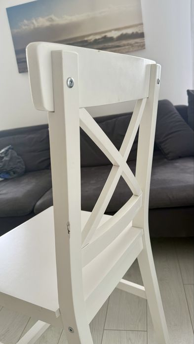 Białe, drewniane krzesła do jadalni/kuchni