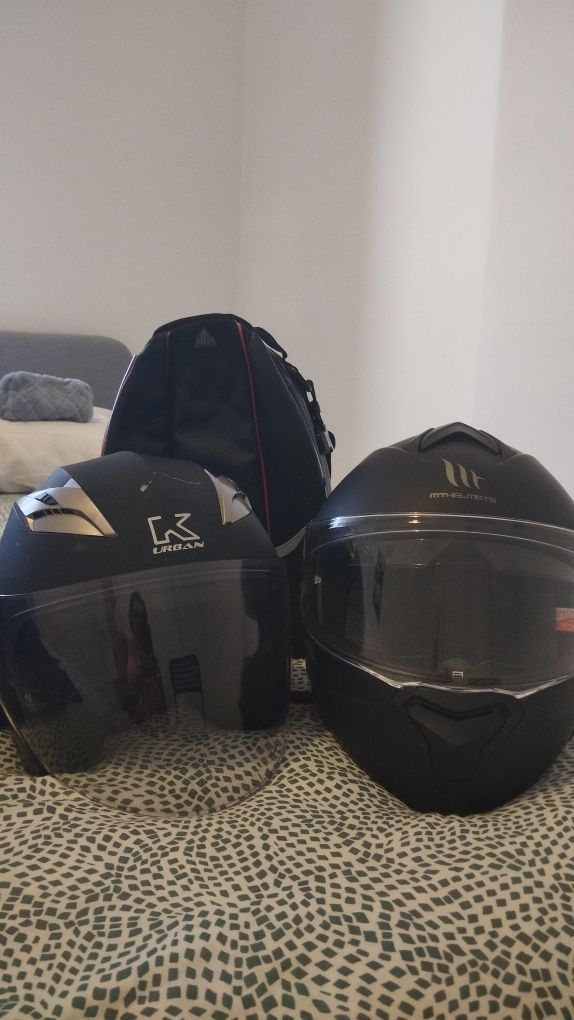 Vendo 2 Capacete e bolsa.