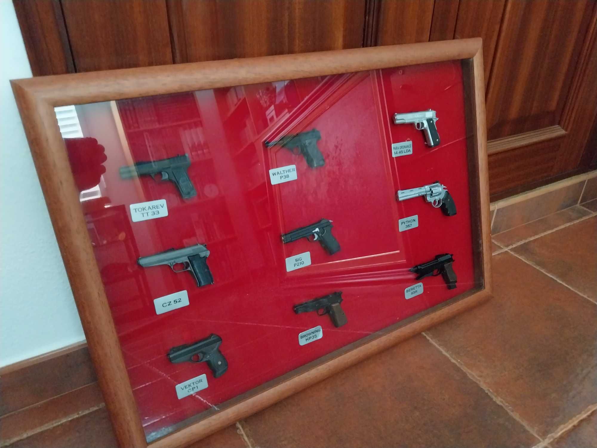 Quadros com miniaturas de pistolas