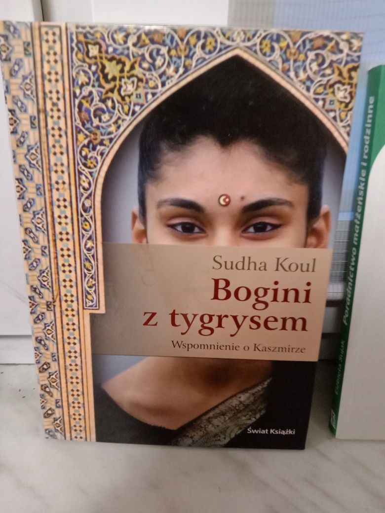 Bogini z tygrysem , Sudha Koul .