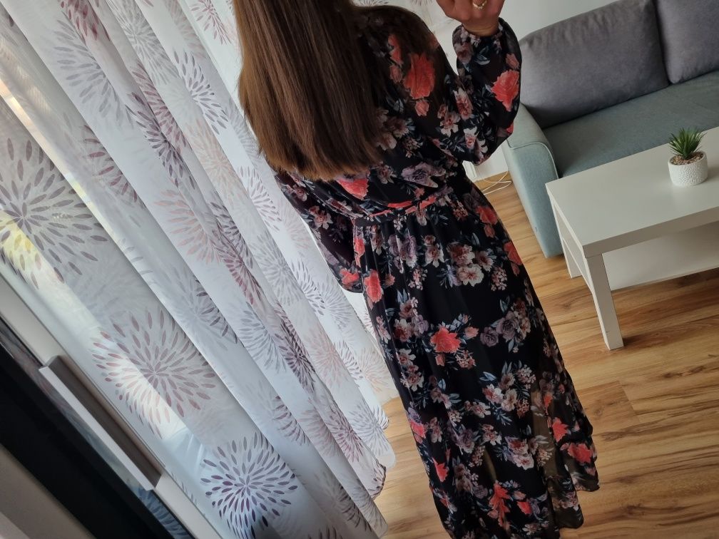 Długa włoska sukienka w kwiaty z dekoltem V r. M