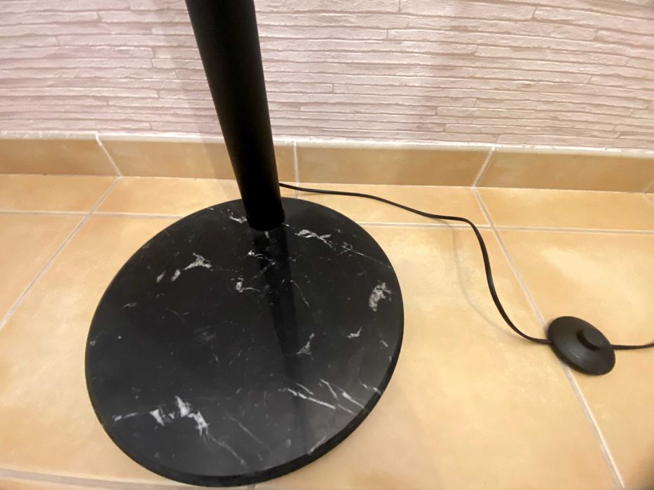 Candeeiro de pé preto