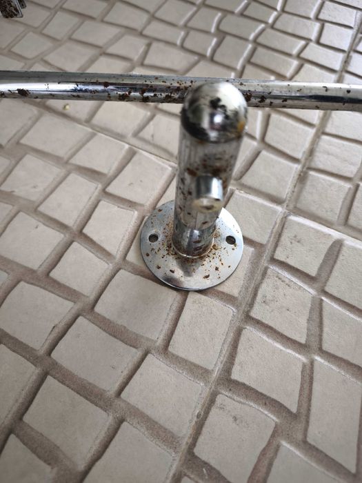 Estante metálica com prateleiras de vidro (dimensões na foto)