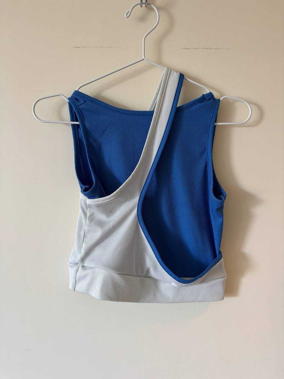 Top assimétrico azul e branco, tamanho M