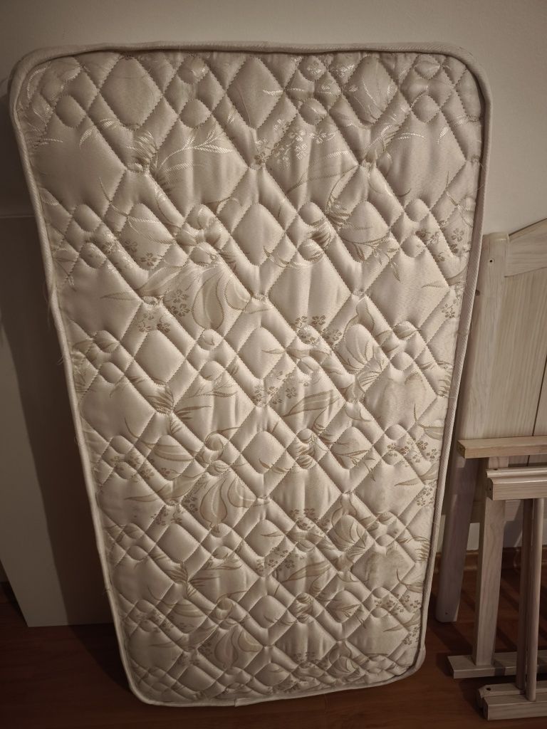 Cama de grades de bebe em pinho pintado