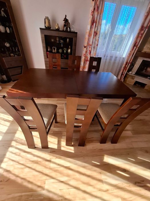 stół z krzesłami, komoda, szafka