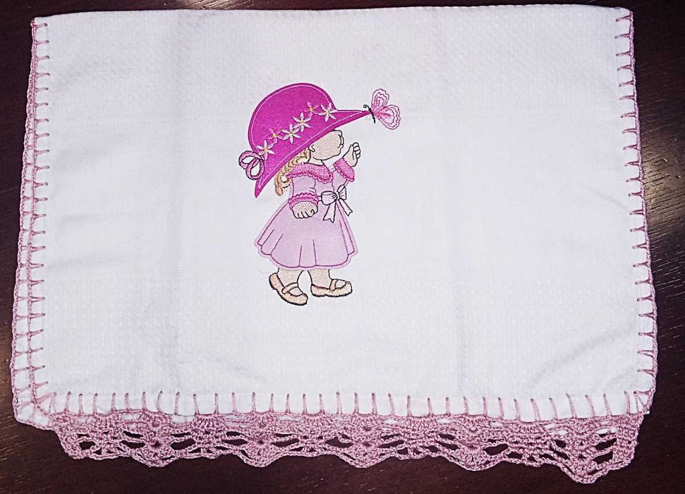 Pano com ponto de renda cor de rosa feito à mão