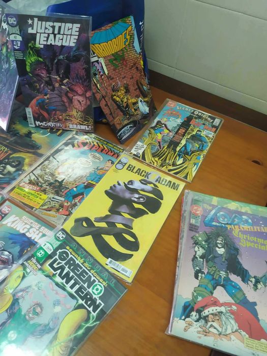 Vendo Lote de   200 Comics americanos, diversos títulos e épocas