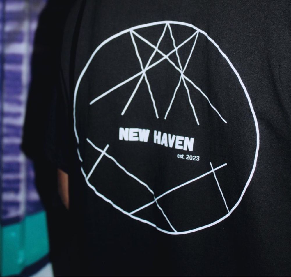 T-shirt preta “New Haven”