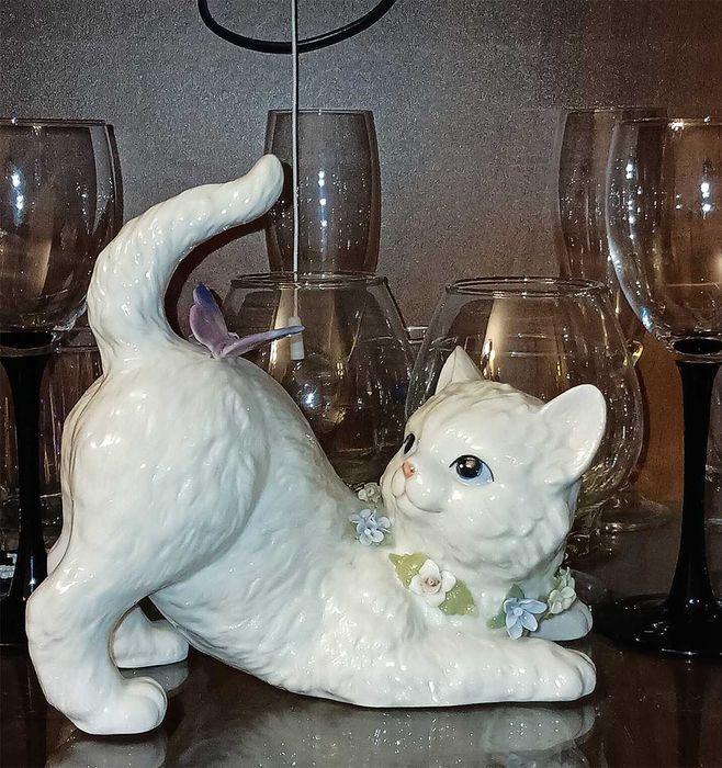 Фарфоровая фигурка "Потягивающийся кот". Высота 18 см.
