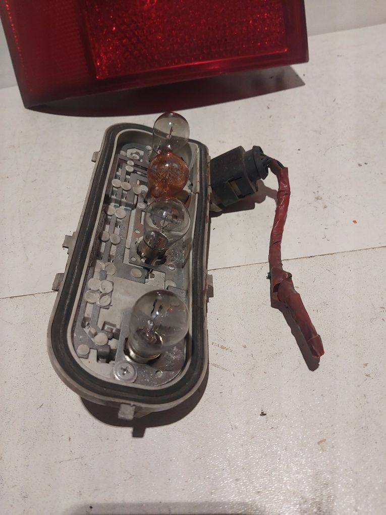 Audi a4 b6 kombi avant wkład tylnej lampy żarówek oprawa listwa