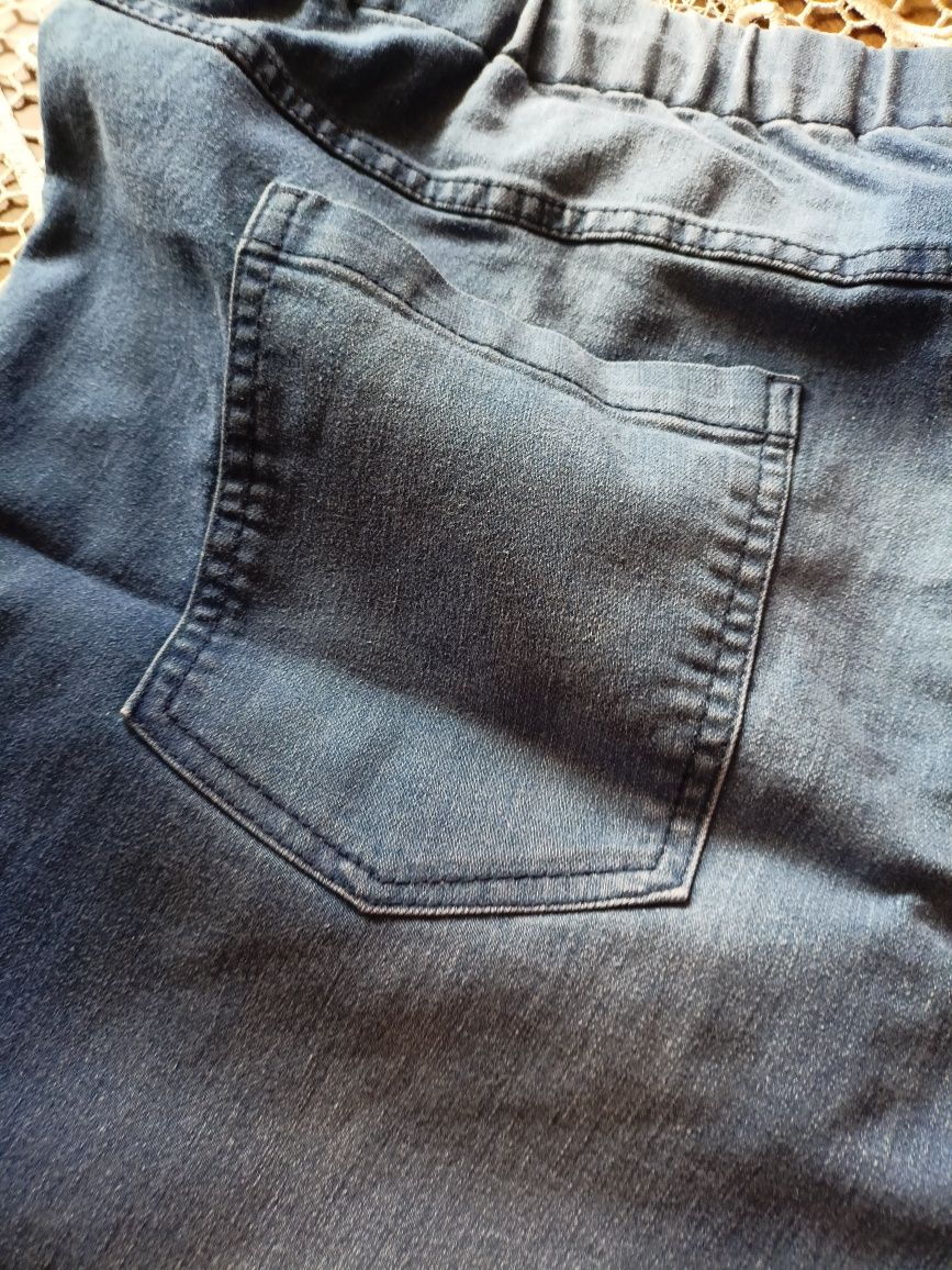 Spodnie jeansowe z bawełną w gumę w pasie rozm 50 i więcej.
