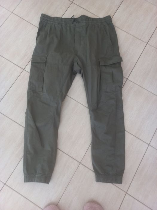 firmowe męskie spodnie z kieszeniami-bojówki-H&M-rozmiar-XL