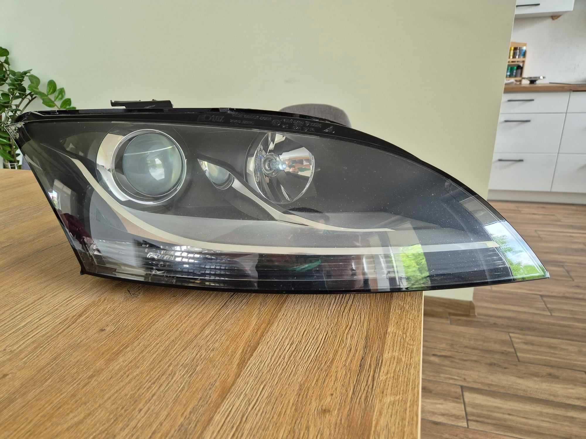 Lampa prawa przednia Audi TT 8J Halogen H7 Europa