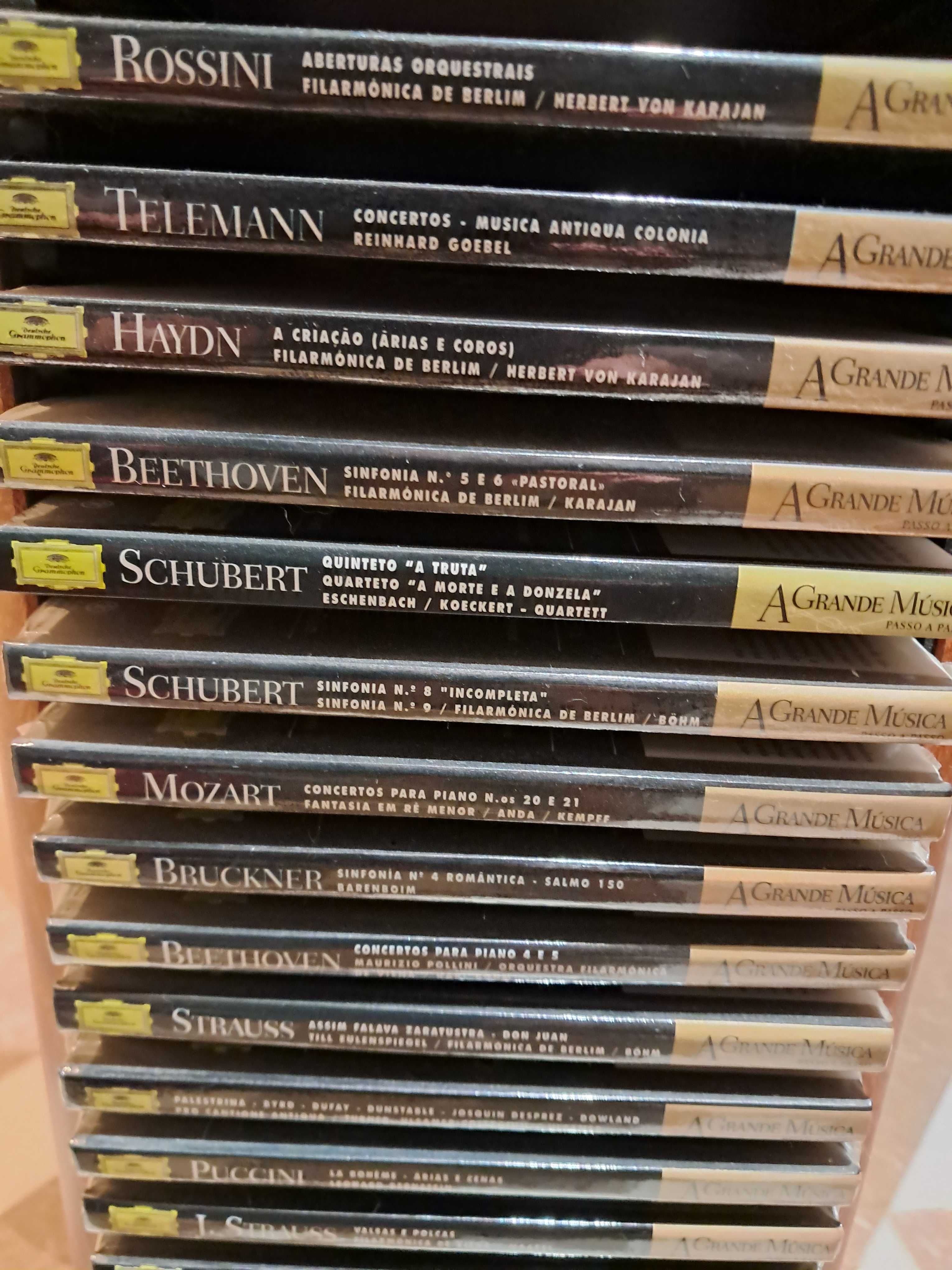 Vendo Cd's musica classica com coluna em madeira