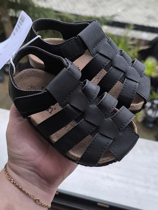 Продам нові сандалі чорного кольору на коркові підошві,25 розмір,