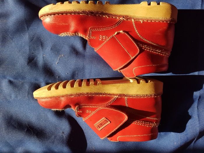 Botas/sapato tam.34 em pele vermelhas com fecho em velcro
