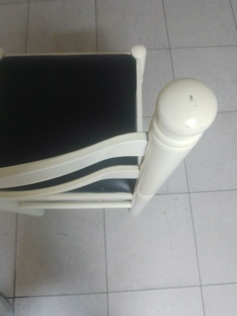 Cadeira de cozinha em lacado branco com acento em pele preta