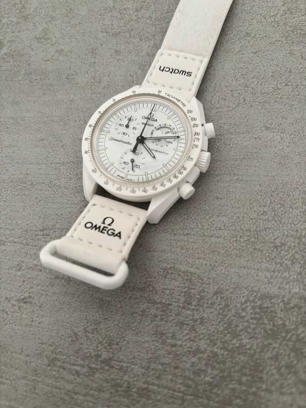 Omega x Swatch Snoopy Biały Księżyc: Bioceramic Solarny Faza