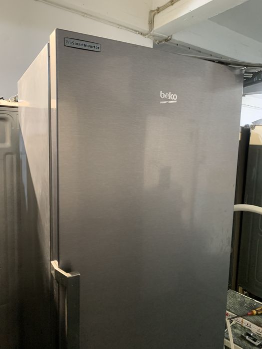 Arca Beko congeladora cinza