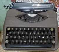 Máquina de escrever, portátil numa caixa. Anos 60/70.
