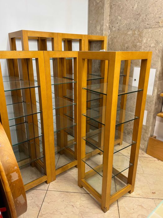 Colunas exposição com prateleiras vidro