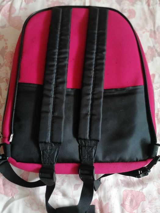 Plecak wielofunkcyjny czerwony.